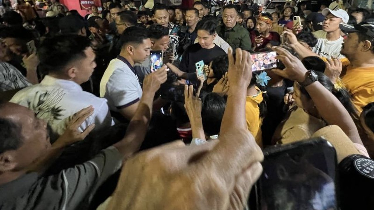 Wakil Presiden Gibran Rakabuming Raka mengunjungi Kampung Malang Tengah dan Kapasan Samping di Surabaya untuk mendengarkan aspirasi warga dan memberikan bantuan berupa paket sembako, buku, dan alat tulis.