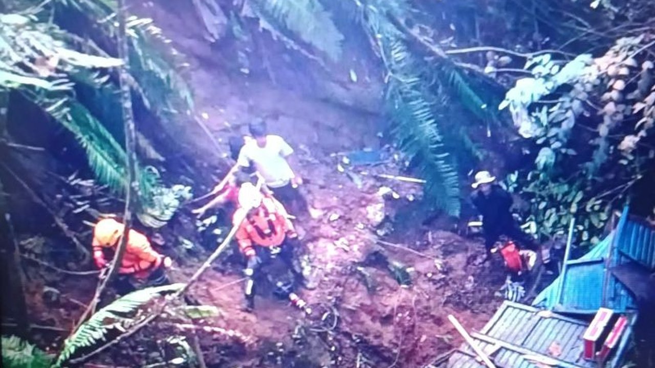 Tim gabungan berhasil mengevakuasi seorang sopir truk yang terperangkap di jurang Rimbo Malampah, Pasaman, Sumatera Barat, setelah enam jam upaya penyelamatan.