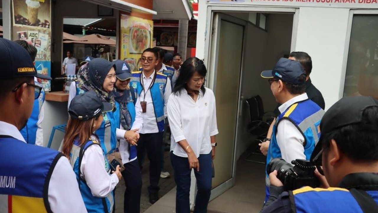 Wakil Menteri PU Diana Kusumastuti meninjau kesiapan rest area Tol Jakarta-Cikampek KM 57, memastikan pelayanan optimal selama libur panjang Isra Mi'raj, Imlek, dan jelang Lebaran 2025.