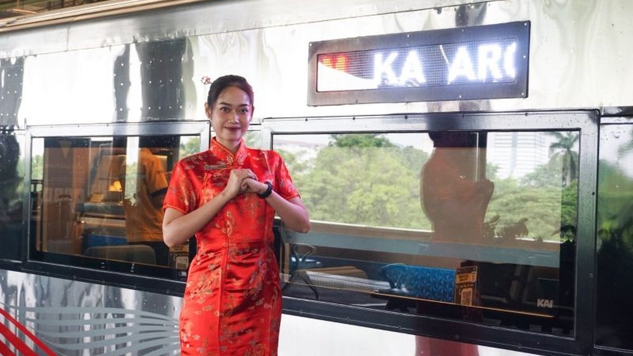 KAI Services memberikan pengalaman unik Imlek 2025 bagi penumpang kereta api dengan sajian kuliner khas Tionghoa, pertunjukan barongsai, dan dekorasi meriah di beberapa kereta api pilihan.