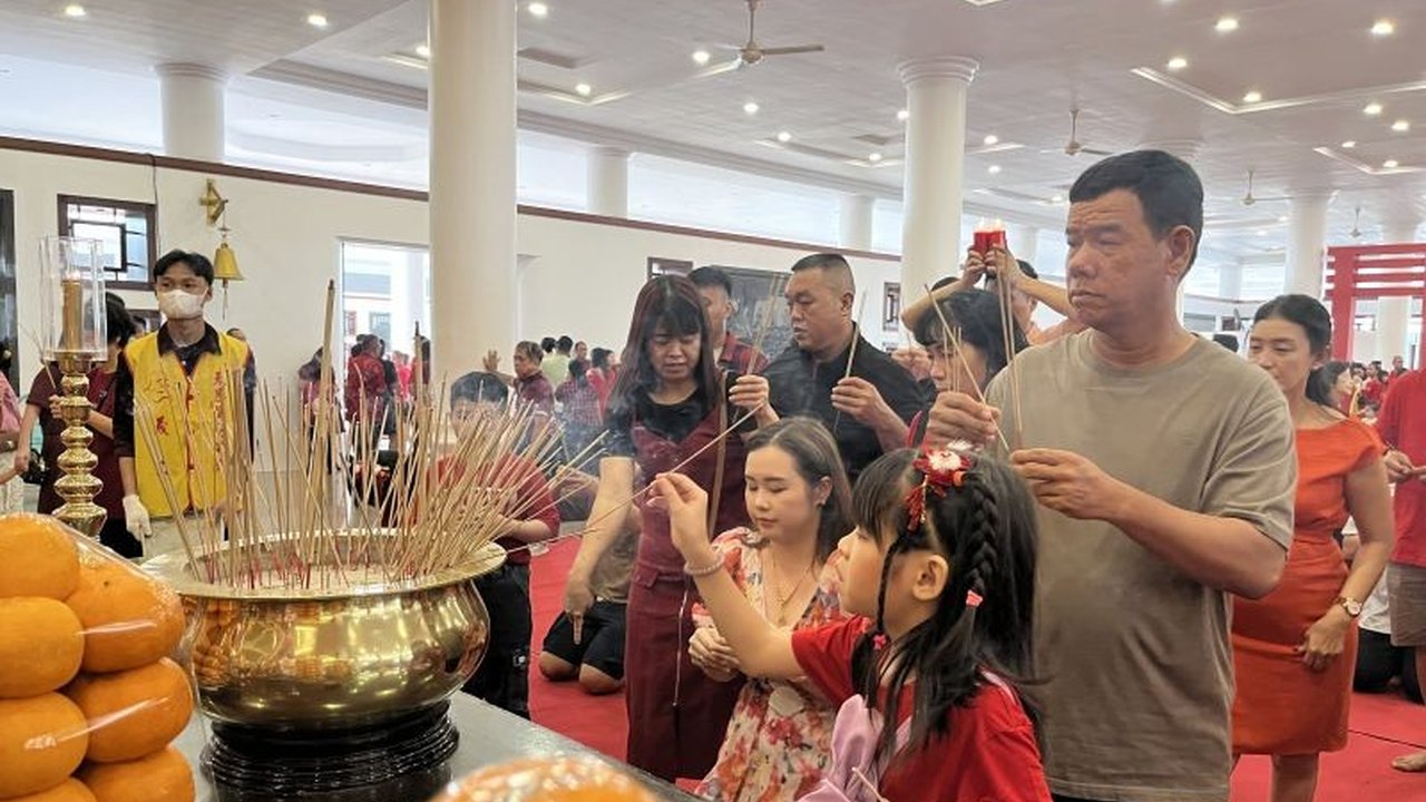 Ribuan warga Tionghoa memadati Vihara Maitreya Batam pada perayaan Imlek 2025 untuk melaksanakan ibadah, doa bersama, dan menikmati berbagai kegiatan budaya.