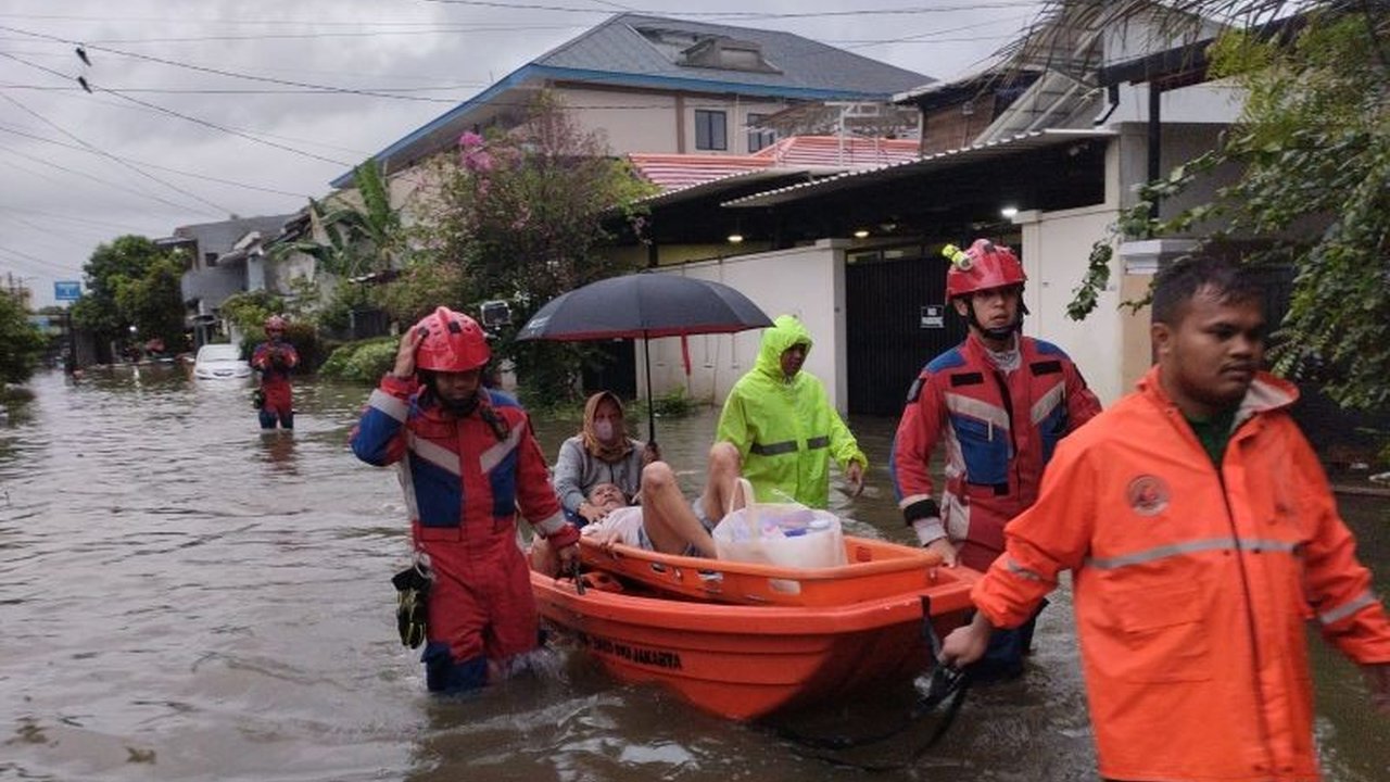 Hujan deras di Jakarta Barat mengakibatkan 43 RT di 16 kelurahan terendam banjir, memaksa warga mengungsi ke 29 lokasi pengungsian sementara.