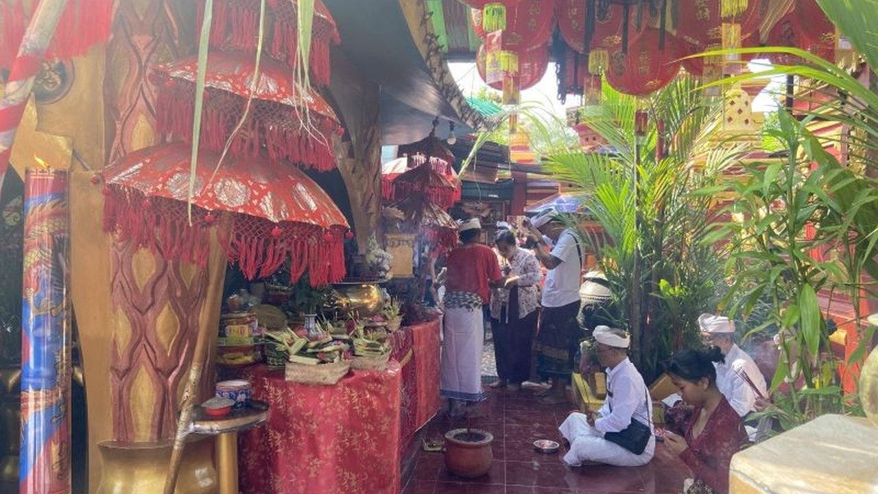 Ratusan umat Hindu dan Buddha, termasuk etnis Tionghoa, merayakan Imlek di Griya Kongco Dwipayana (Tanah Kilap), Bali, dengan persembahyangan dan pertunjukan barongsai, mencerminkan akulturasi budaya yang unik.