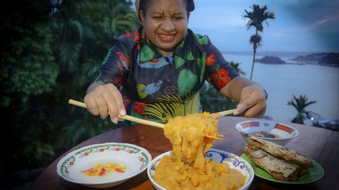 Papeda labu, makanan tradisional Papua, kini menjadi solusi kreatif dalam upaya pemerintah mengatasi masalah stunting di wilayah tersebut, dengan dukungan influencer dan program pemerintah.