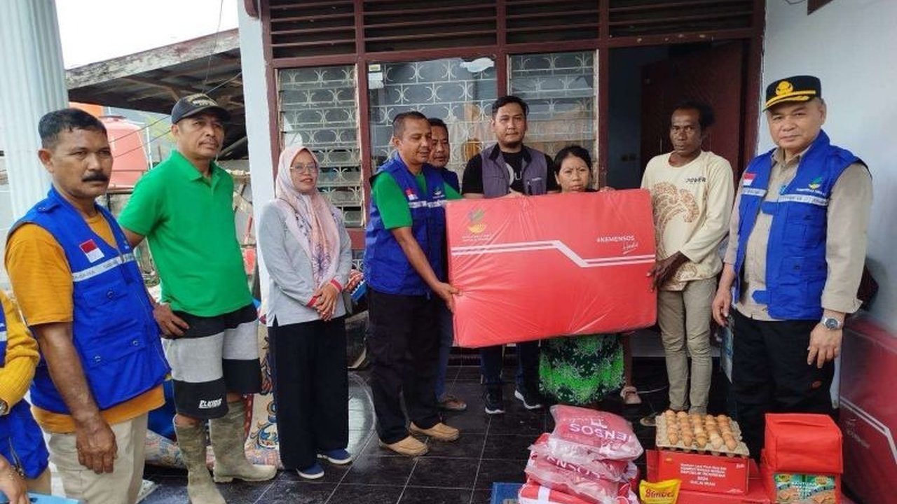 Pemerintah Kota Kendari dan Provinsi Sulawesi Tenggara (Sultra) bahu-membahu menyalurkan bantuan kepada 6 kepala keluarga yang menjadi korban banjir di beberapa kelurahan Kendari akibat hujan deras beberapa waktu lalu, termasuk bahan makanan, selimut, dan