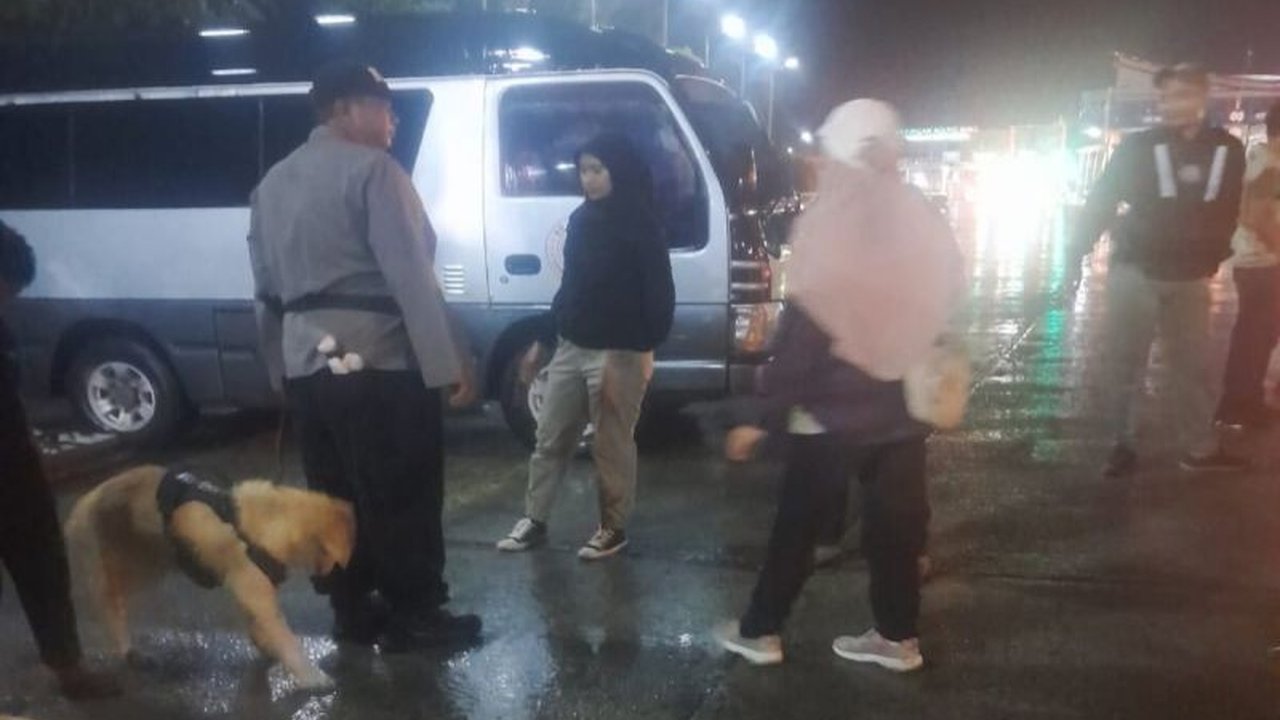 Polres Lampung Selatan meningkatkan pengawasan di Pelabuhan Bakauheni selama libur panjang untuk mencegah penyelundupan narkoba, dibantu anjing pelacak K-9 dan pemeriksaan intensif kendaraan dan barang bawaan.