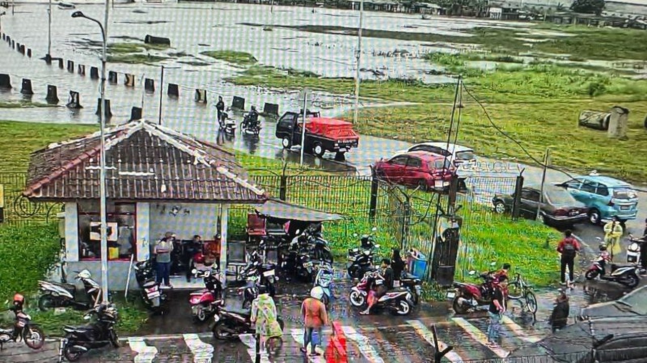 Hujan deras Selasa malam menyebabkan banjir di Bandara Soekarno-Hatta, Tangerang, mengakibatkan penutupan ruas jalan Perimeter Utara dan sejumlah akses jalan lain, namun situasi sudah berangsur normal.