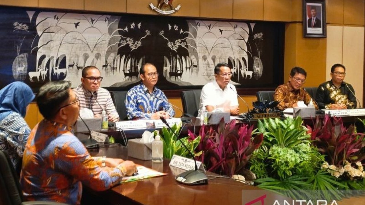 Menteri Hukum dan HAM menegaskan Paulus Tannos, buronan kasus korupsi KTP-el yang ditangkap di Singapura, masih berstatus WNI dan proses ekstradisinya sedang dipercepat.