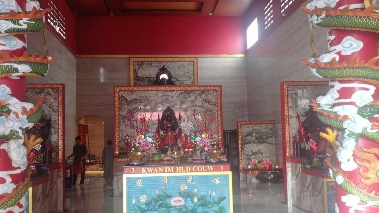 Perayaan Imlek 2576 di Lebak, Banten, dirayakan dengan sederhana melalui kegiatan bhakti sosial dan ibadah, diwarnai tarian Barongsai, serta harapan akan keberkahan dan peningkatan diri di tahun Ular Kayu.