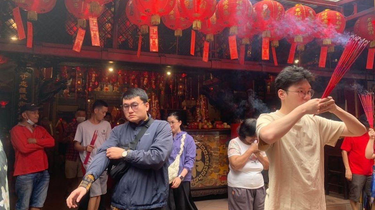 Meski sempat terendam banjir, Vihara Toasebio di Glodok, Jakarta Barat, tetap dipadati umat yang merayakan Tahun Baru Imlek 2576 Kongzili, dengan pengunjung dari berbagai daerah dan pemandangan unik para pengemis di sekitar vihara.