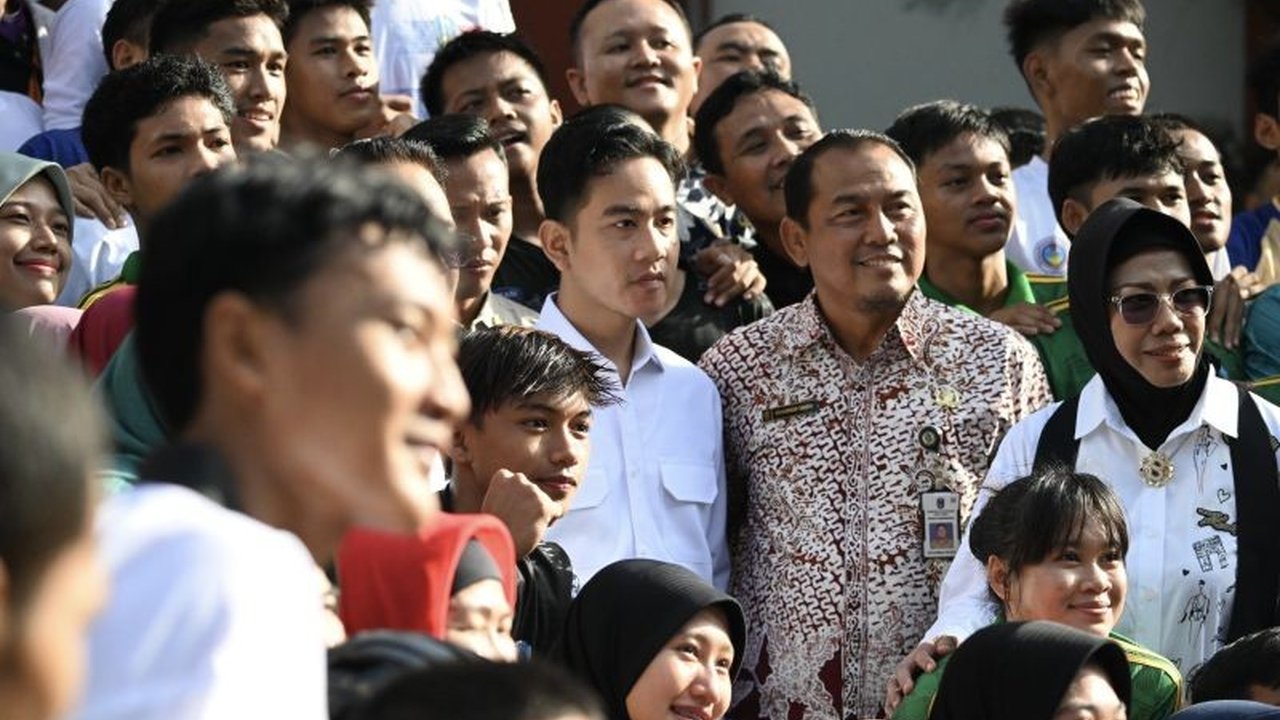 Wakil Presiden Gibran Rakabuming Raka meninjau SMAN Olahraga Sidoarjo untuk memastikan pembinaan atlet muda berjalan optimal dan berharap sekolah tersebut mencetak atlet-atlet berprestasi internasional.