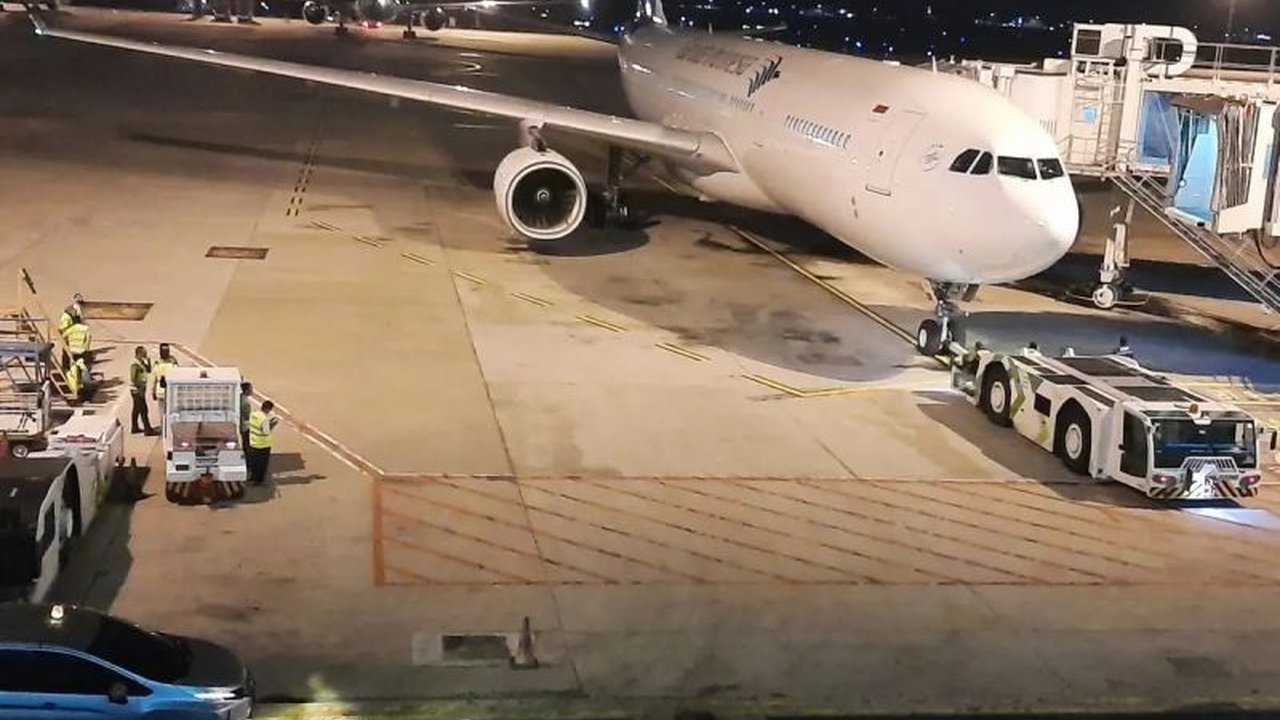 Akibat cuaca buruk pada Selasa (28/1), 23 penerbangan dialihkan ke bandara lain, namun Bandara Soetta telah beroperasi normal kembali pada Rabu pagi.