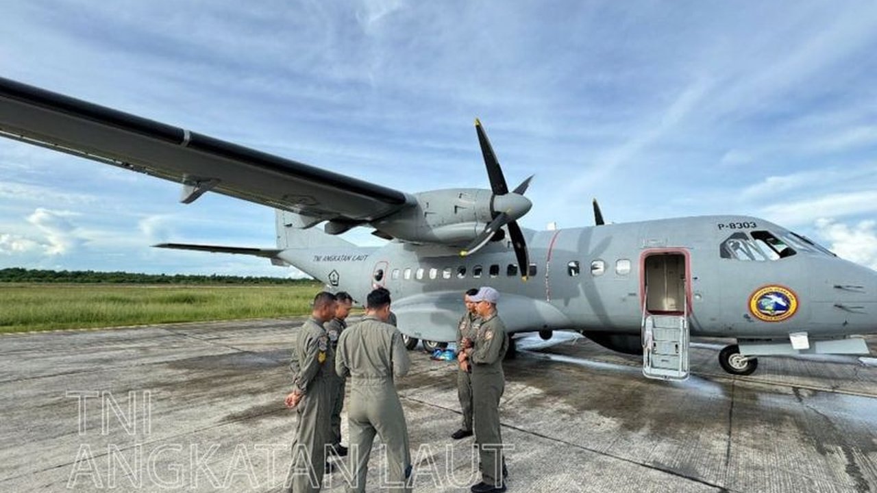 TNI Angkatan Laut (AL) melakukan patroli udara di perairan utara Papua, perbatasan Palau, untuk mengamankan kedaulatan laut Indonesia dan mencegah aktivitas ilegal,  memastikan keamanan perairan Indonesia tetap terjaga.