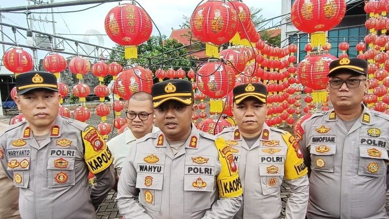Polres Kubu Raya menerjunkan 250 personel gabungan untuk mengamankan perayaan Imlek 2576 di 43 tempat ibadah, memastikan perayaan berjalan lancar dan kondusif.