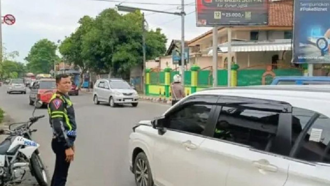 Polres Kediri Kota menyiapkan 159 personel untuk menjaga keamanan dan kelancaran lalu lintas selama libur panjang Tahun Baru Imlek 2576 dan Isra Miraj 2025, dengan fokus pada tiga titik rawan macet.