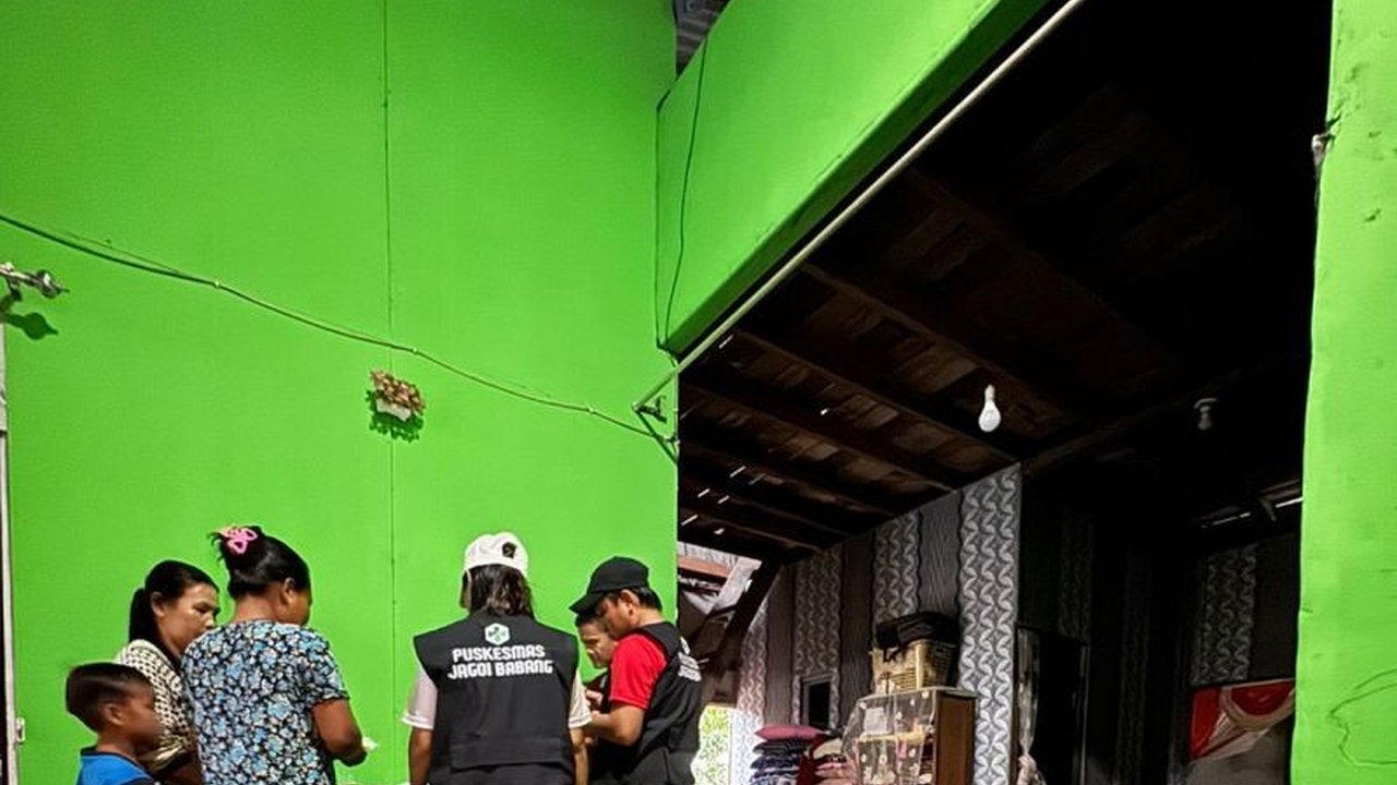 Kepolisian Sektor Jagoi Babang dan Polres Bengkayang mengawal pendistribusian logistik dan pemeriksaan kesehatan gratis bagi korban banjir di Bengkayang, Kalimantan Barat,  dengan bantuan dari berbagai instansi dan relawan.