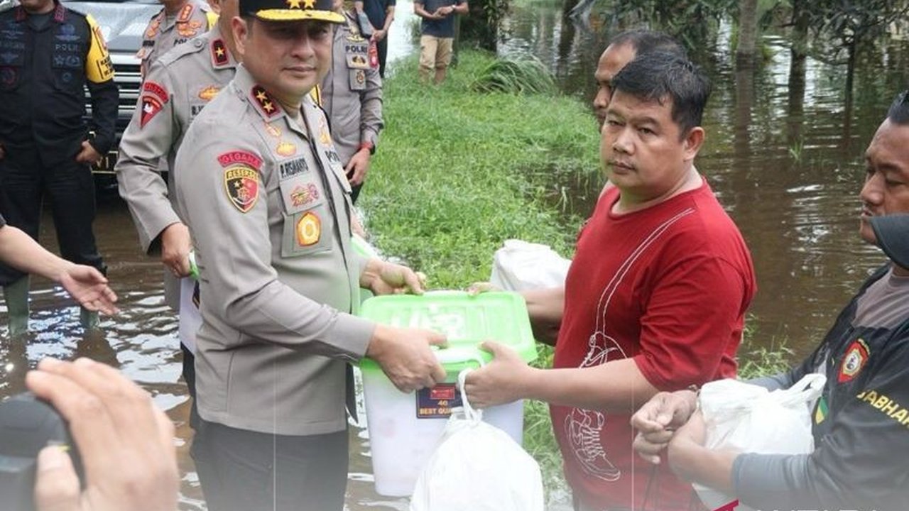 Kapolda Kalimantan Barat, Irjen Pol. Pipit Rismanto, mendistribusikan bantuan kepada warga Mempawah yang terdampak banjir, mengunjungi langsung lokasi terdampak dan memberikan bantuan berupa sembako dan kebutuhan mendesak lainnya.