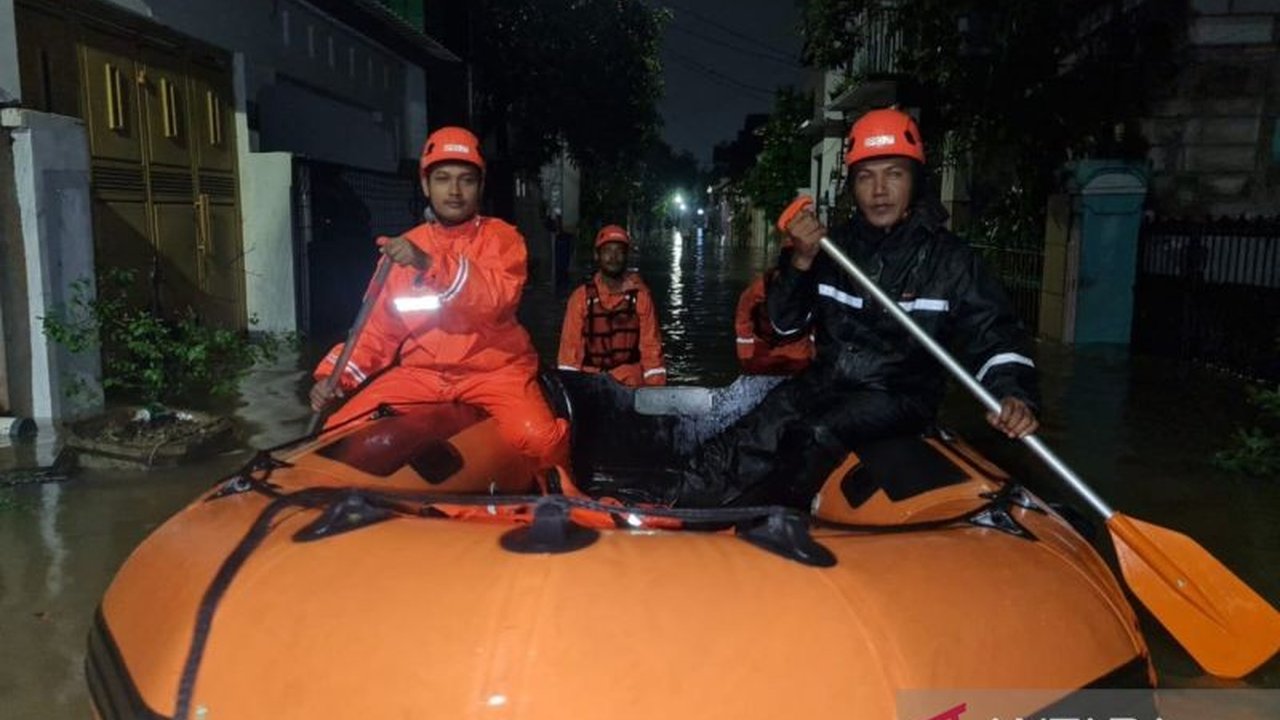 Hujan deras dan luapan Kali Ciliwung menyebabkan banjir di tiga RT Kelurahan Bidara Cina, Jakarta Timur, hingga membuat 50 warga mengungsi.