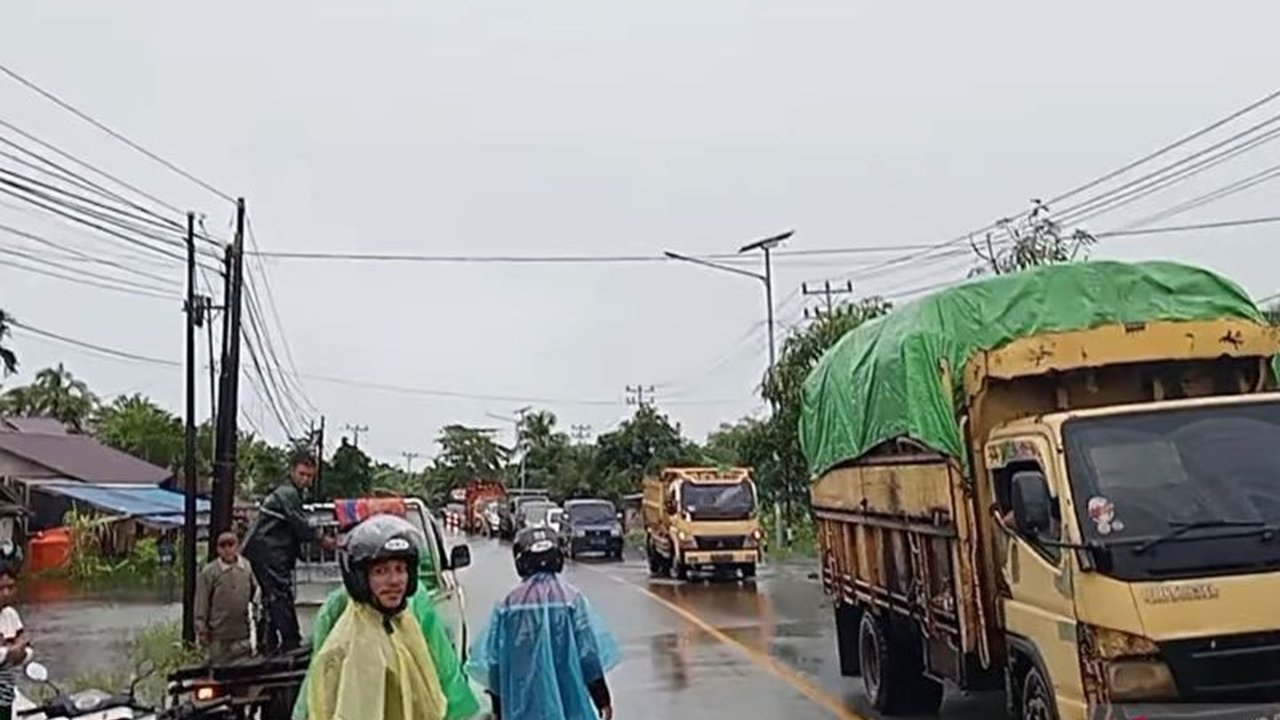 Kepolisian Resor Mempawah menerjunkan personel untuk mengamankan arus lalu lintas di sejumlah ruas jalan yang terdampak banjir,  mengarahkan pengendara ke jalur alternatif dan membantu evakuasi kendaraan yang mogok.