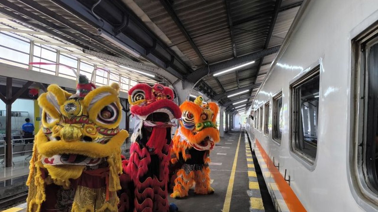 PT KAI Daop 9 Jember menghadirkan atraksi barongsai dan dekorasi Imlek di stasiun untuk memeriahkan Tahun Baru Imlek 2576, melayani lebih dari 123.000 penumpang selama periode libur panjang.