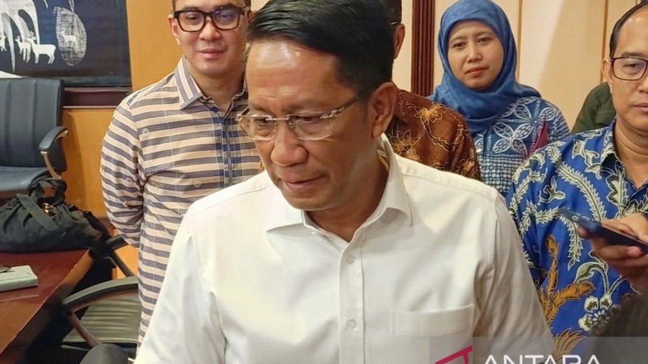 Menteri Hukum dan HAM, Supratman Andi Agtas, mengumumkan penyerang Oxford United, Ole Romeny, akan disumpah sebagai WNI pada 8 Februari 2025, bersamaan dengan dua pemain naturalisasi U-20 lainnya, Tim Geypens dan Dion Mark; proses naturalisasi didukung pe