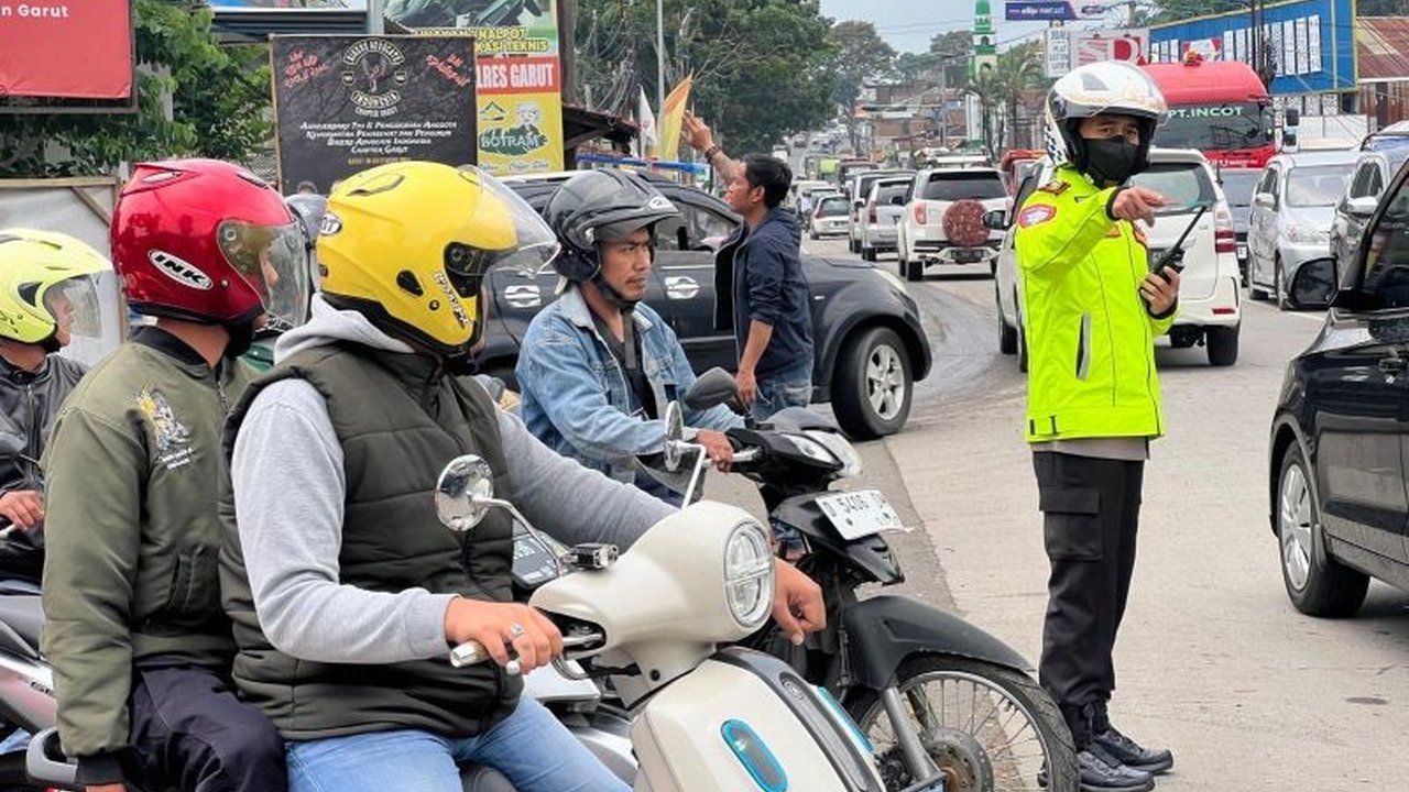 Polres Garut telah menyiapkan empat tim untuk mengurai kepadatan lalu lintas di jalur rawan macet selama puncak arus balik libur panjang Isra Miraj dan Imlek 2025 di Garut, Jawa Barat, dengan strategi patroli dan sistem satu arah.