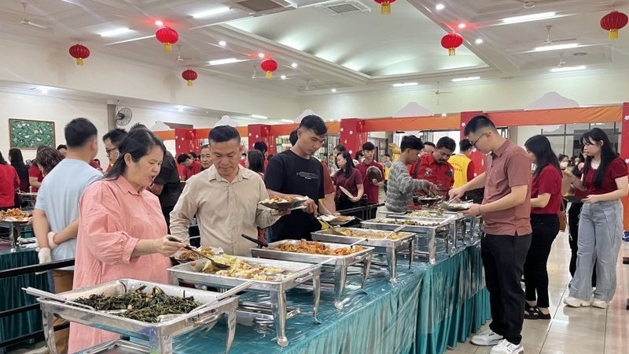Vihara Maitreya Batam menyiapkan 30.000 porsi makanan vegetarian dengan 10 menu lezat untuk perayaan Imlek 2025, terbuka untuk umum dan menekankan pentingnya menghargai makanan.