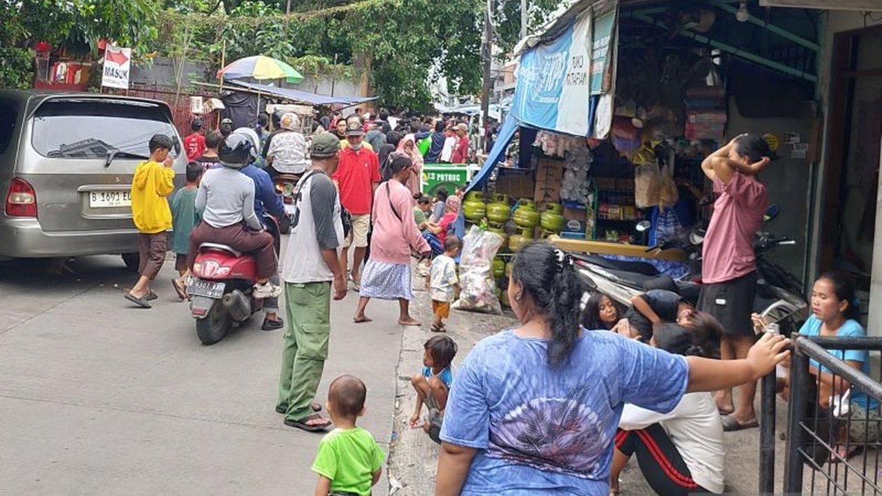 Ratusan pengemis memadati Vihara Dharma Bakti, Jakarta Barat, pada perayaan Imlek 2576 berharap mendapatkan angpao dari pengunjung dan vihara.