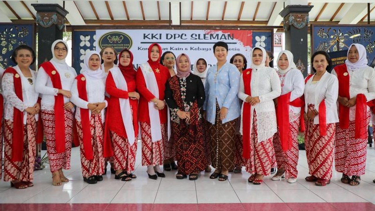 Pemkab Sleman menyatakan dukungan penuh terhadap pelestarian kebaya dan kain tradisional melalui pelantikan pengurus Komunitas Kain dan Kebaya Indonesia (KKI) Sleman, yang diharapkan dapat mendorong pengembangan ekonomi kreatif dan pemberdayaan perempuan.