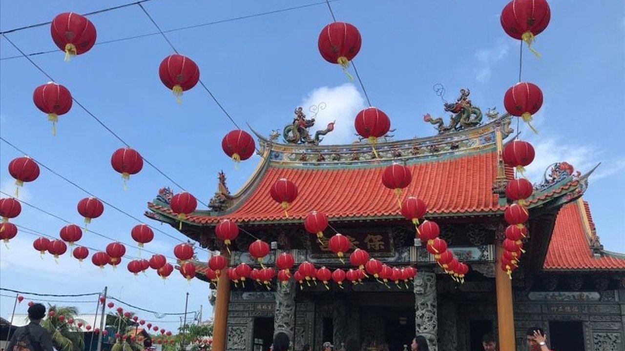 Lebih dari 1.500 umat merayakan Tahun Baru Imlek 2576 di Vihara Satya Darma Benoa, Bali, dengan semarak, penuh doa, dan harapan untuk kedamaian serta kemakmuran.