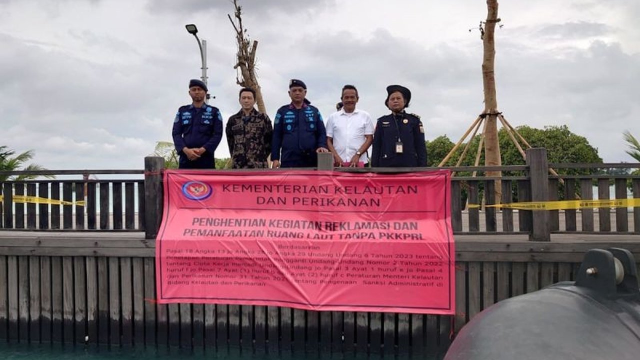 Kementerian Kelautan dan Perikanan (KKP) menghentikan aktivitas reklamasi ilegal di Pulau Pari, Kepulauan Seribu, dan akan menindak tegas PT CPS yang terbukti melanggar izin pemanfaatan ruang laut.