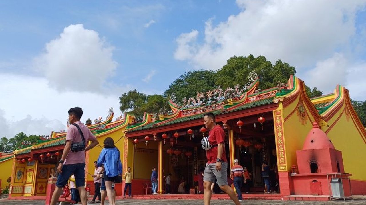Ribuan orang memadati Vihara Dharma Sasana, vihara berusia 300 tahun di Tanjungpinang, Kepri, selama perayaan Imlek 2576, untuk beribadah dan merayakan tahun baru.
