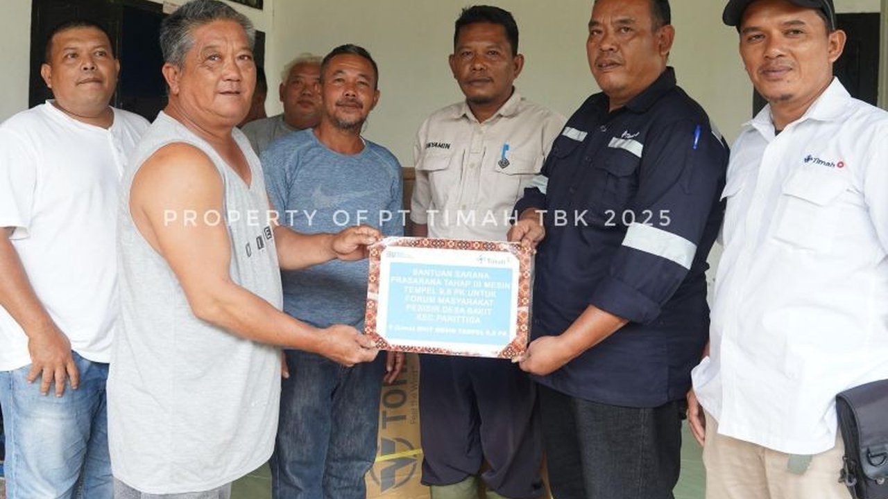PT Timah memberikan bantuan mesin tempel kepada nelayan tradisional keturunan Tionghoa di Desa Bakit, Bangka Barat, guna meningkatkan hasil tangkapan ikan dan pendapatan mereka.