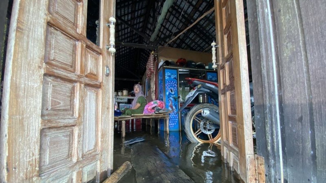 Hujan deras di Tapin, Kalimantan Selatan mengakibatkan banjir di enam kecamatan, merendam ratusan kepala keluarga dengan ketinggian air bervariasi, namun dilaporkan tidak ada korban jiwa.