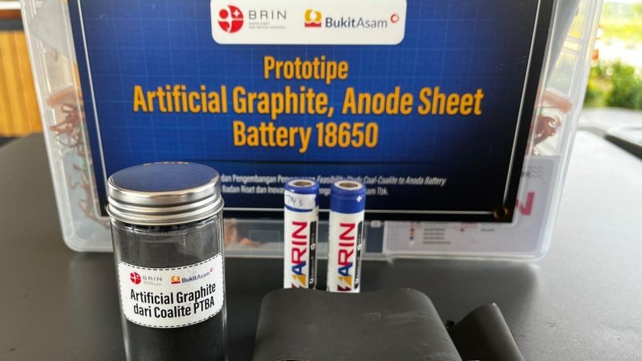 PT Bukit Asam (PTBA) berinovasi dengan mengolah batu bara menjadi artificial graphite dan asam humat, serta mengembangkan energi terbarukan untuk mendukung hilirisasi dan ketahanan energi Indonesia.