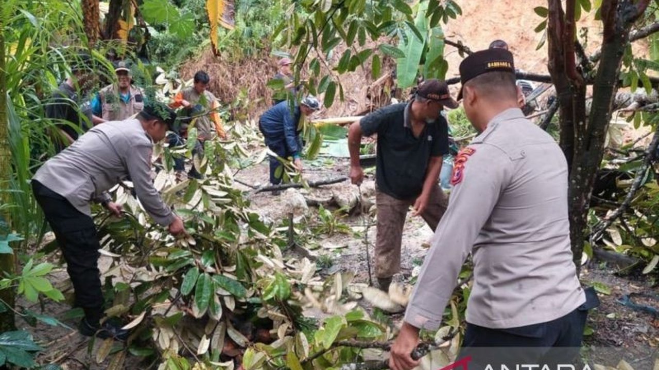 Polisi Evakuasi Warga Terdampak Longsor Samarinda