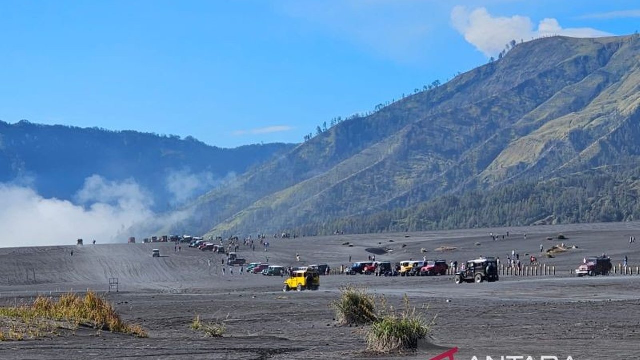 Balai Besar Taman Nasional Bromo Tengger Semeru (TNBTS) mengimbau wisatawan membeli tiket masuk secara daring untuk mengurangi kepadatan dan antrean di pintu masuk kawasan Gunung Bromo.
