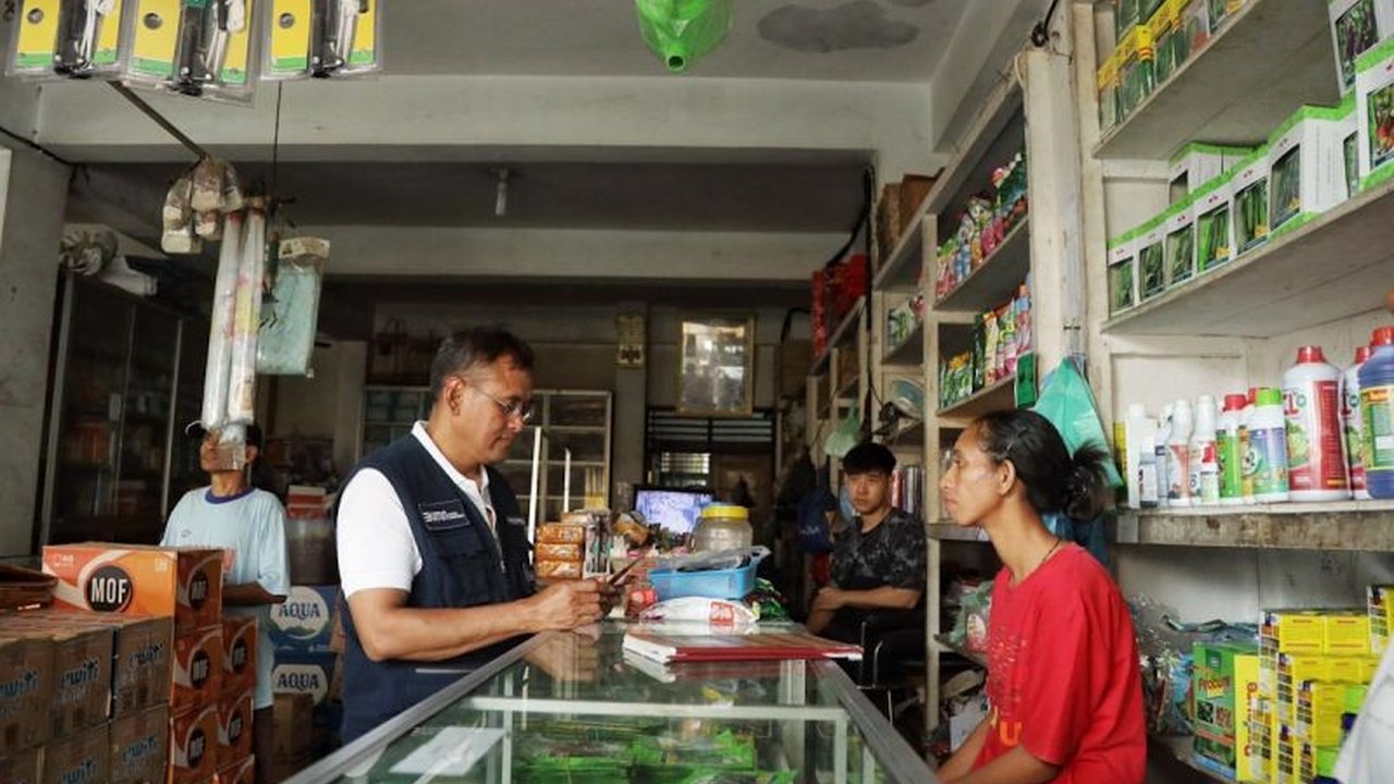 Pupuk Indonesia mengajak petani Maumere tebus pupuk subsidi pakai KTP di kios resmi mulai Januari 2025, dengan stok cukup dan proses mudah lewat aplikasi iPubers.