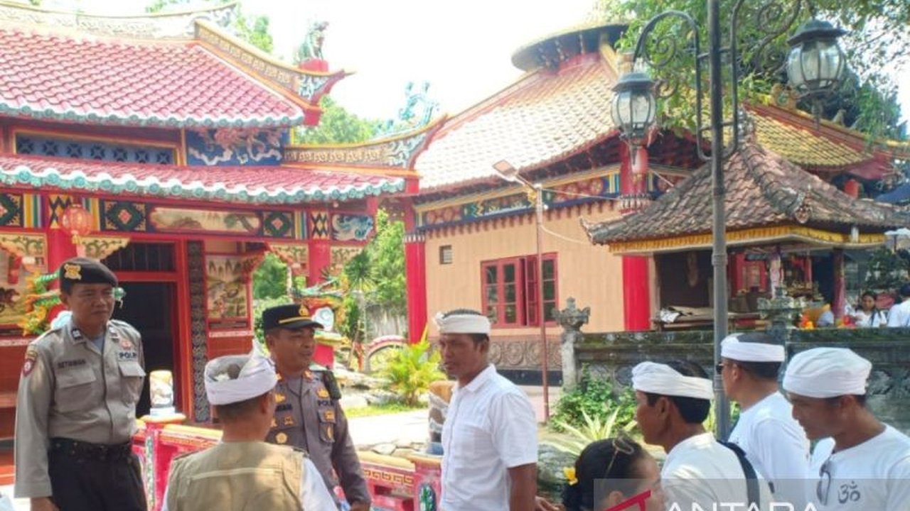 Polres Pamekasan mengerahkan 100 personel untuk mengamankan perayaan Tahun Baru Imlek 2025 di Vihara Avalokitesvara dan objek vital lainnya di Pamekasan, Jawa Timur, guna memastikan perayaan berlangsung aman dan kondusif.