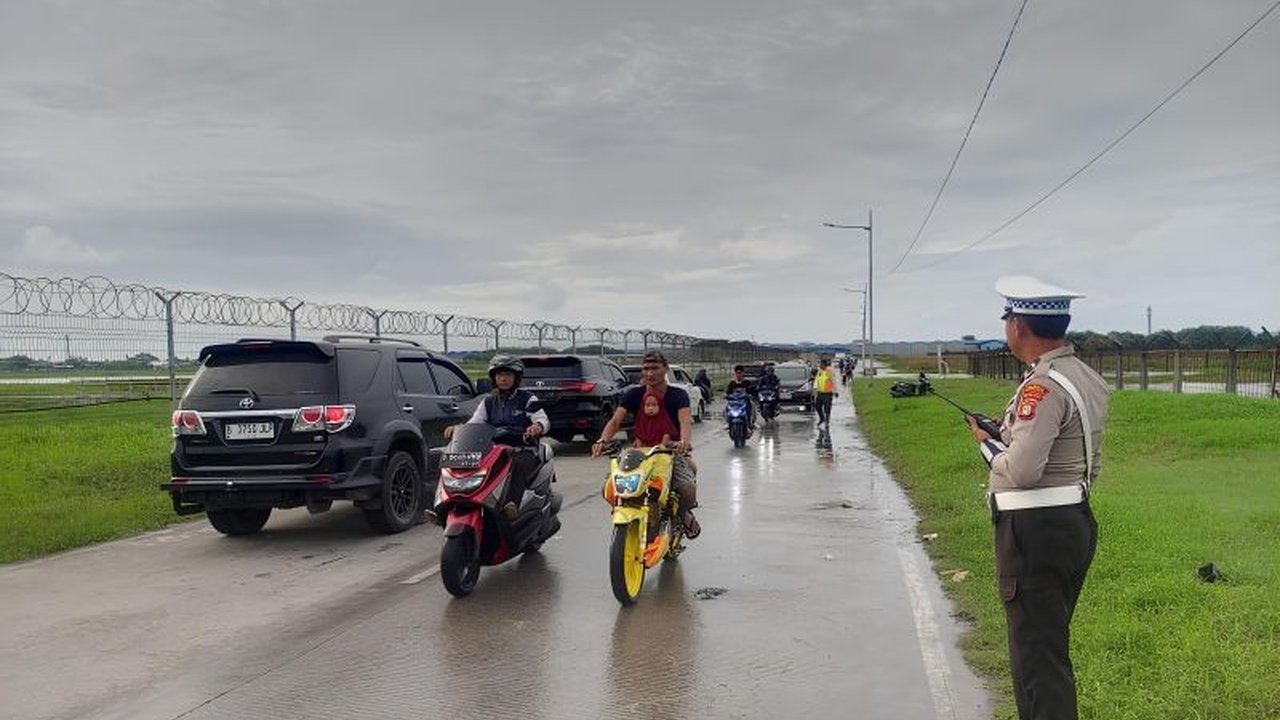 Setelah sempat terendam banjir, akses jalan Parimeter Utara Bandara Soekarno-Hatta kini telah dibuka kembali untuk kendaraan roda empat pada Rabu sore, 29 Januari 2024, meskipun ketinggian air masih sekitar 30-40 cm.