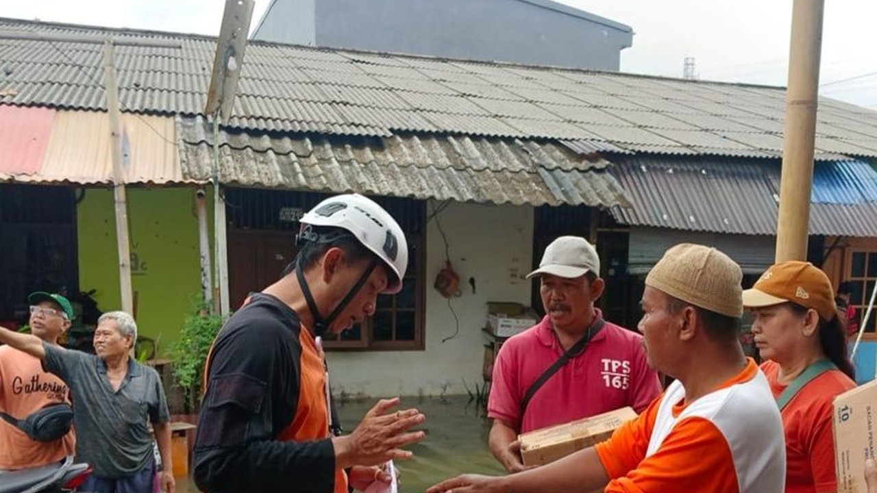 Badan Penanggulangan Bencana Daerah (BPBD) DKI Jakarta mengalami kendala penyaluran bantuan untuk korban banjir di Jakarta Barat karena akses yang sulit, sehingga bantuan dialihkan ke kelurahan setempat.