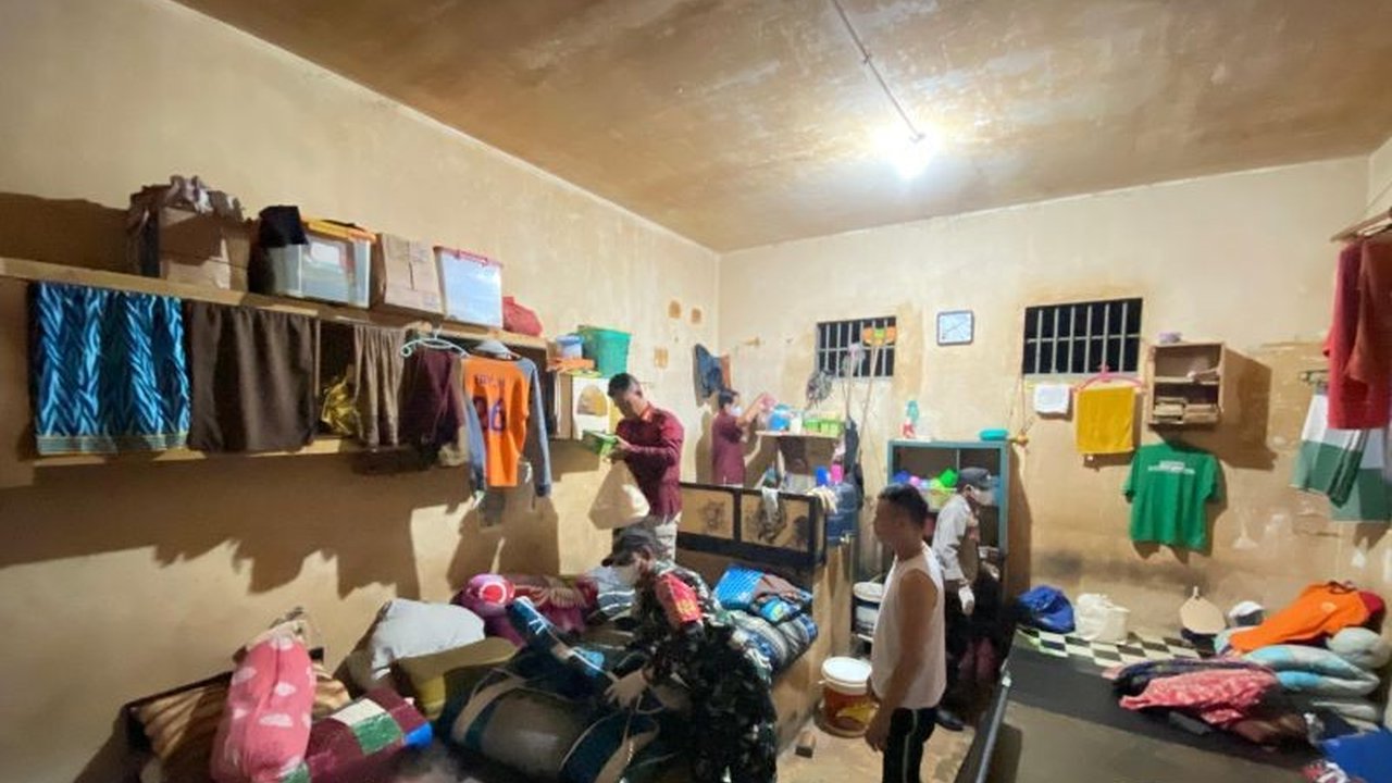 Lapas Kelas IIA Batam menggelar razia gabungan untuk menjaga keamanan dan ketertiban, menemukan sejumlah barang terlarang, dan memberikan sanksi kepada warga binaan yang melanggar.