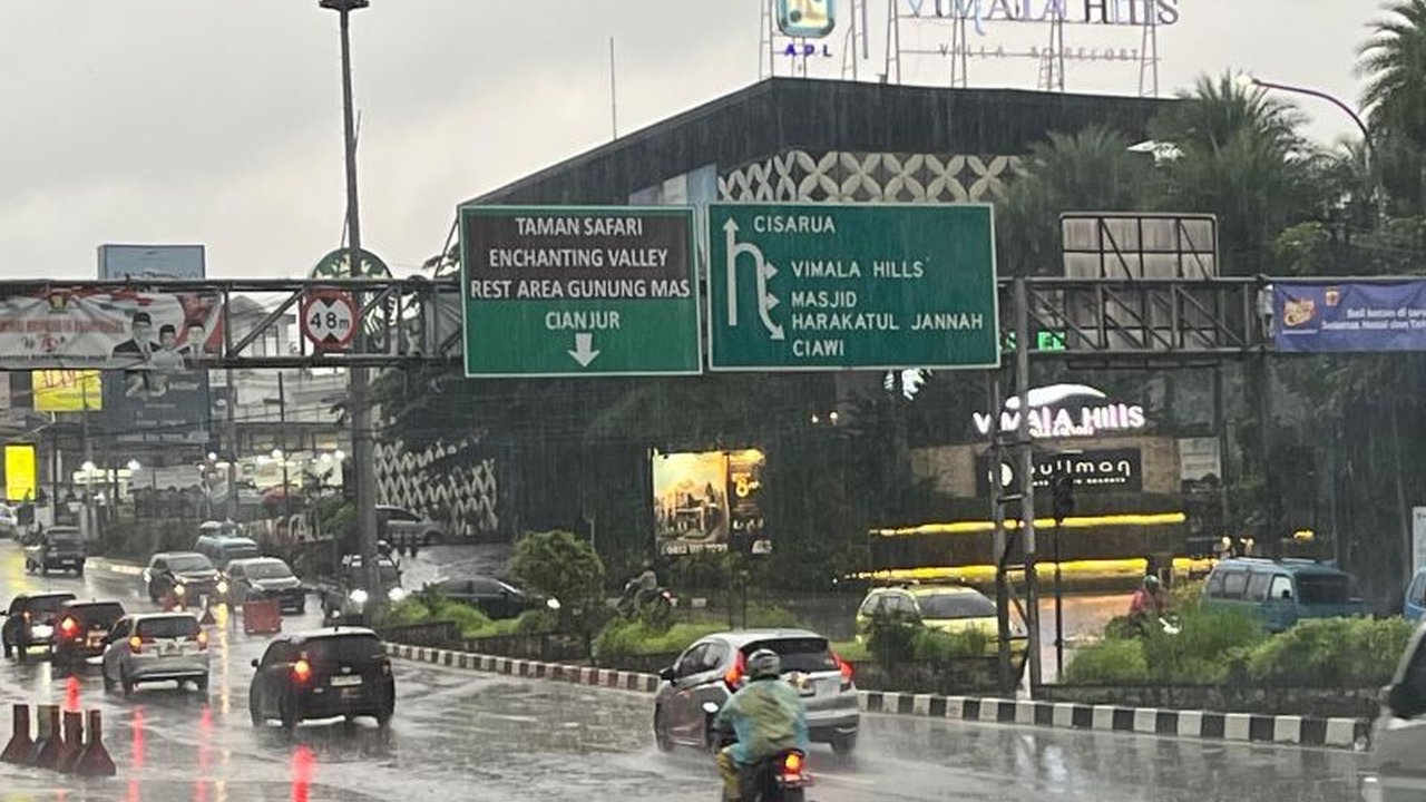 Pj Bupati Bogor mengimbau wisatawan Puncak untuk waspada cuaca ekstrem setelah banjir bandang di Cisarua, mengakibatkan kerusakan rumah dan ribuan wisatawan memadati Puncak selama libur Isra Miraj dan Imlek.