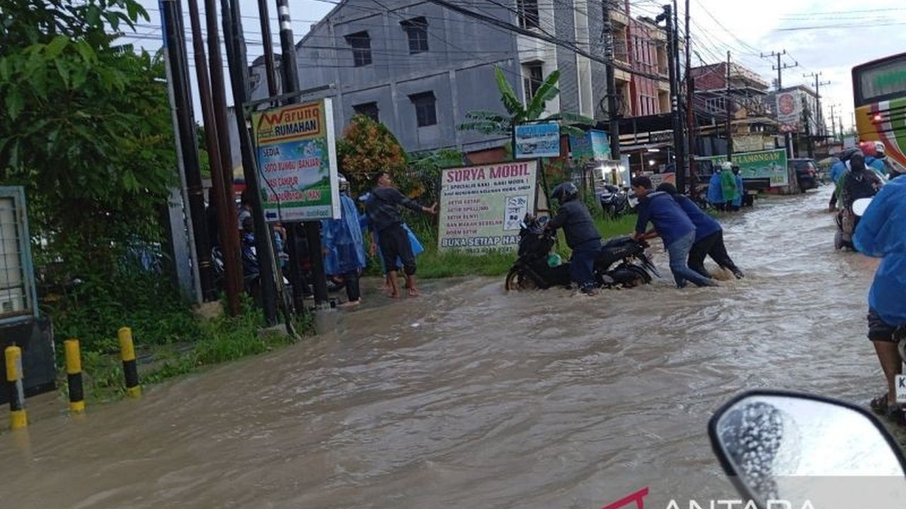 BMKG Balikpapan memperingatkan warga Kalimantan Timur untuk mewaspadai potensi bencana hidrometeorologi seperti banjir dan longsor akibat intensitas hujan tinggi hingga Februari mendatang, dengan potensi peningkatan kembali pada April-Juli.