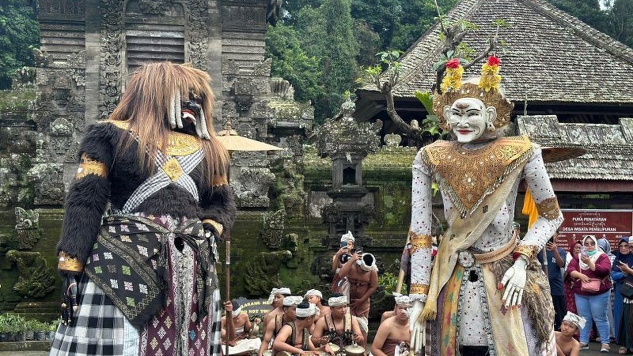 Desa Wisata Penglipuran, Bangli, merayakan Imlek 2576 dengan pementasan Barong Landung, simbol harmoni budaya Bali dan Tionghoa, menarik banyak wisatawan domestik dan internasional.