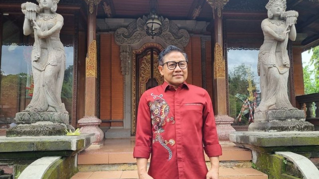 Menko Muhaimin Iskandar mengunjungi pelaku UMKM di TMII pada perayaan Imlek, mendorong pengembangan ekonomi lokal dan mengajak masyarakat mendukung produk UMKM Nusantara.
