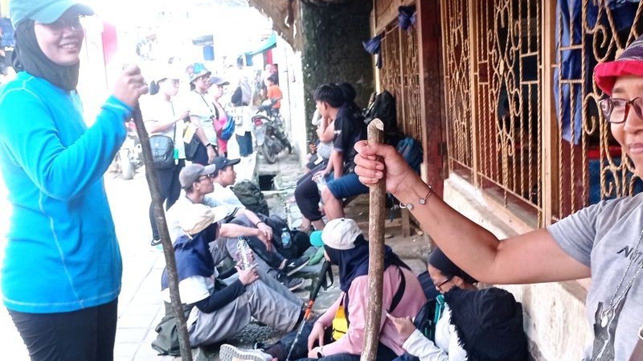 Wisata alam Badui di Lebak, Banten, dipadati pengunjung selama libur panjang, menikmati keindahan alam dan tantangan perjalanan menuju lokasi-lokasi menarik seperti jembatan Gajeboh.