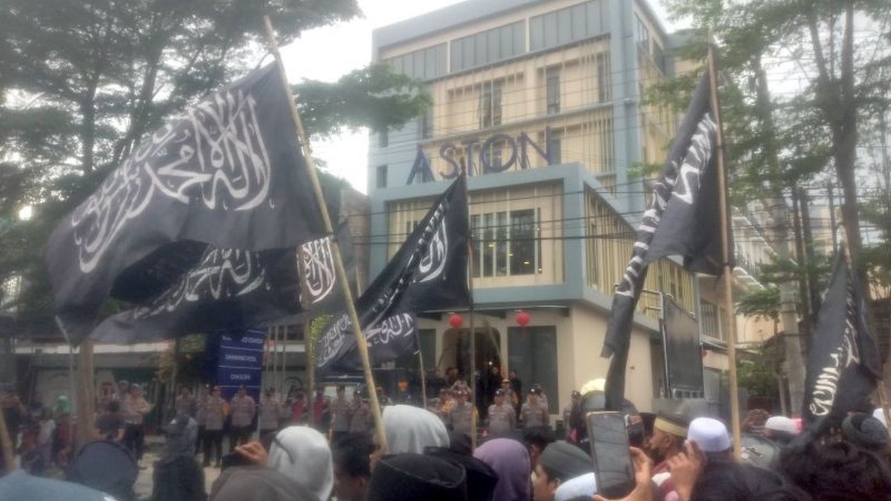 Massa Muslim Sulawesi Tengah menggelar aksi damai menolak kehadiran pendiri World Impact Ministries (WIM) di Palu, karena dianggap tokoh intoleran yang mengancam kerukunan umat beragama di wilayah tersebut.