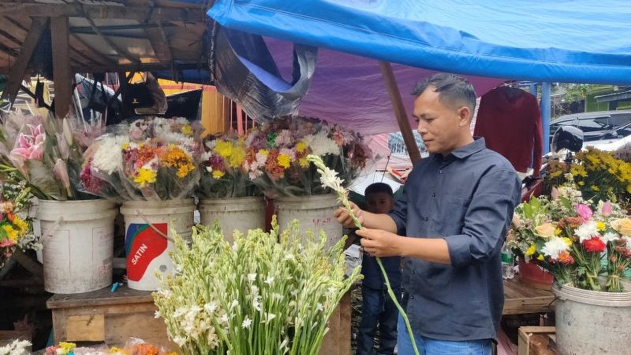 Omzet pedagang bunga di Vihara Dharma Bakti, Jakarta Barat, meroket hingga Rp4 juta pada Hari Raya Imlek 2024, jauh lebih tinggi dari hari biasa yang hanya sekitar Rp300-400 ribu.