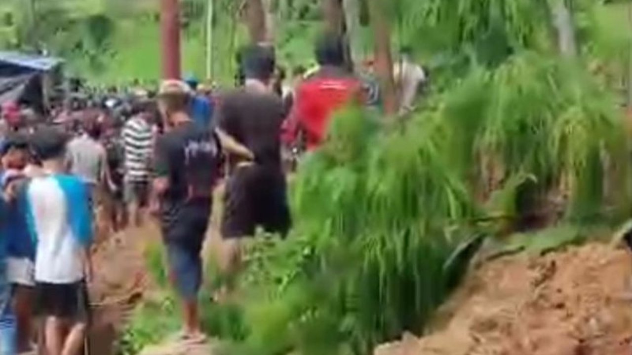 Tanah longsor di Minahasa Selatan, Sulawesi Utara, menyebabkan dua warga meninggal dan jalur trans-provinsi tertutup; BMKG memperingatkan cuaca ekstrem hingga akhir Januari 2025.